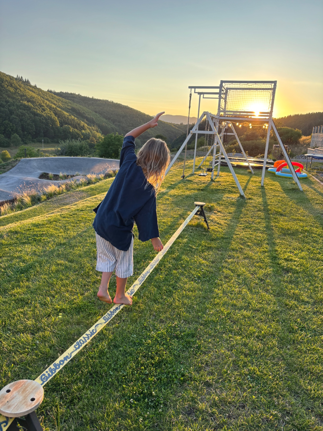 Slackline a ihrisko pri domoch pri západe slnka