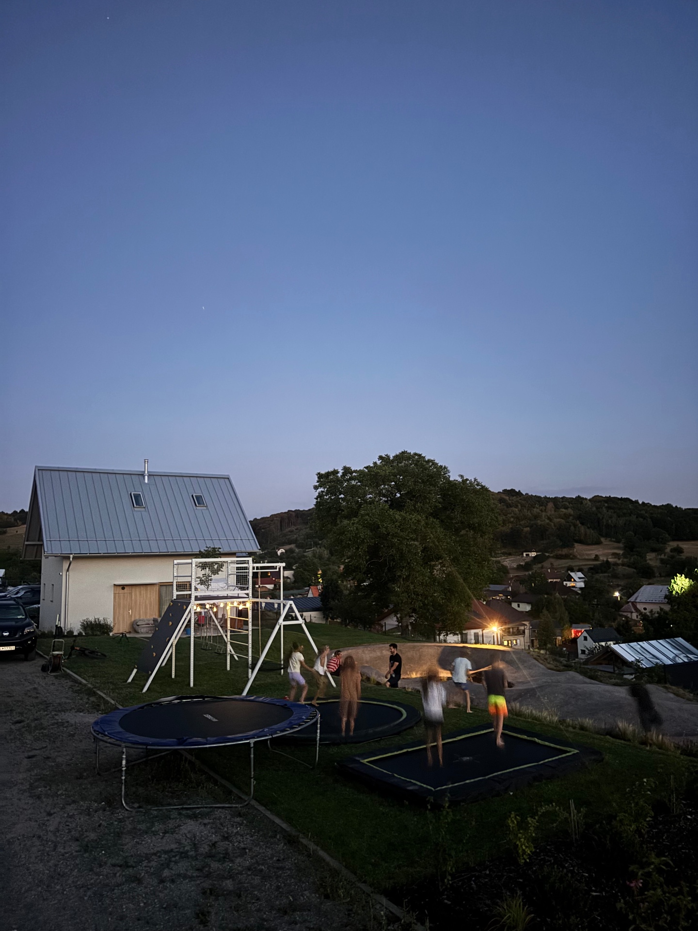 Zapustené trampolíny a lezecká veža po západe slnka