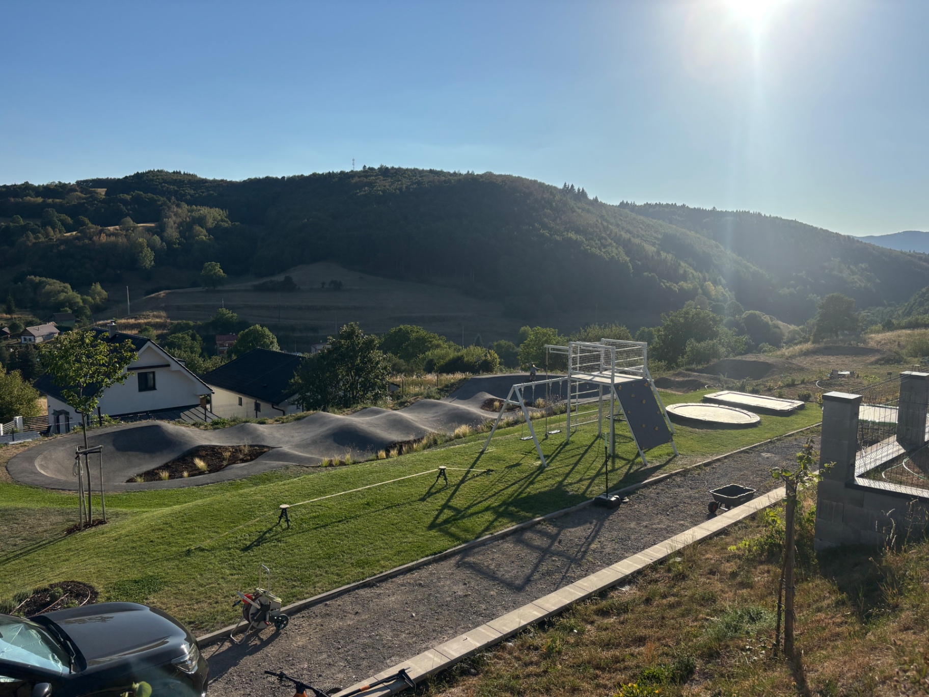 Celá záhrada — okruh, hojdačky, trampolíny