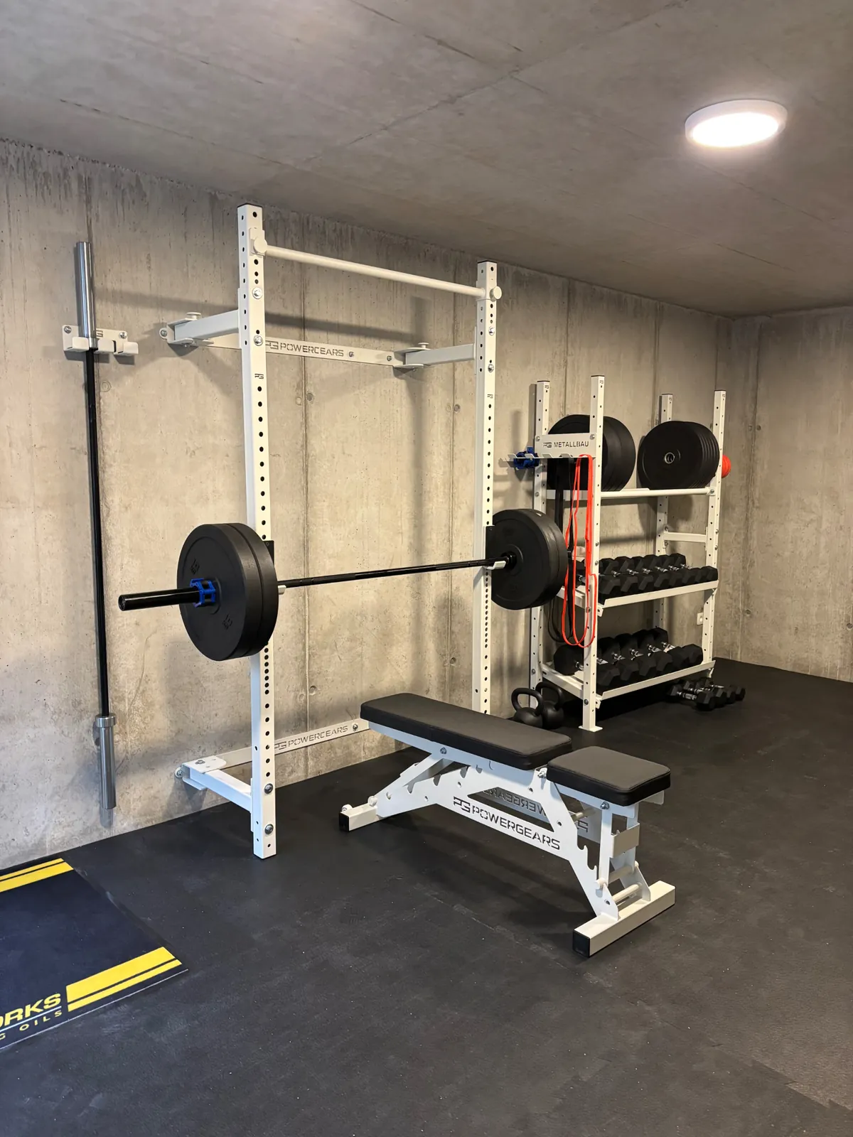 Gym so stojanom, osou, lavicou a jednoručkami