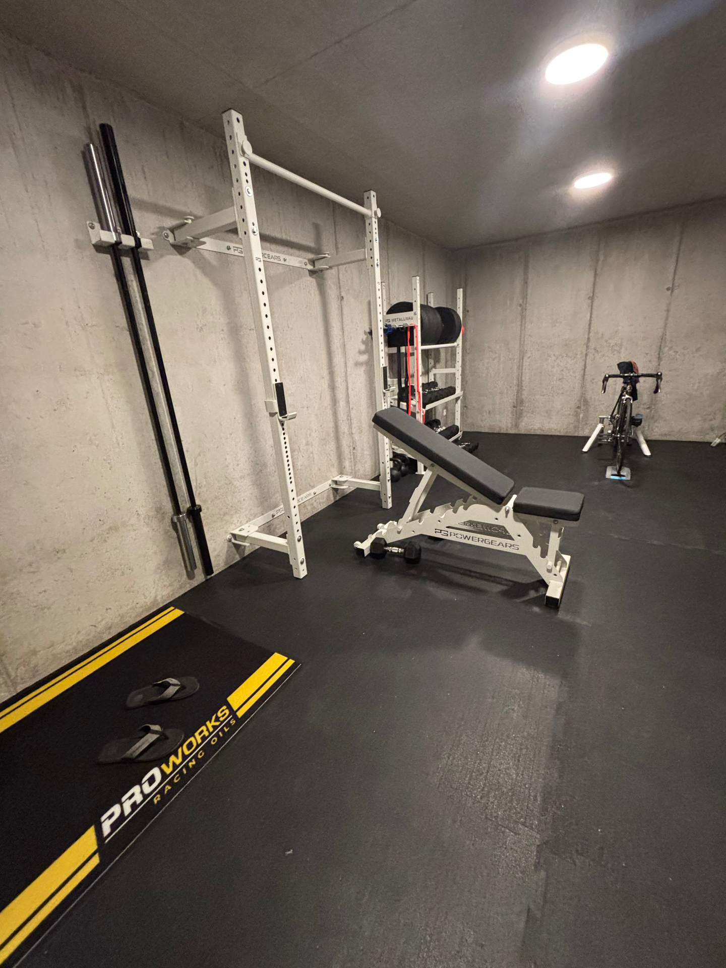 V suteréne privátny Gym do všetkým, čo k tréningu potrebujete. Zvládne aj pingpongový turnaj.