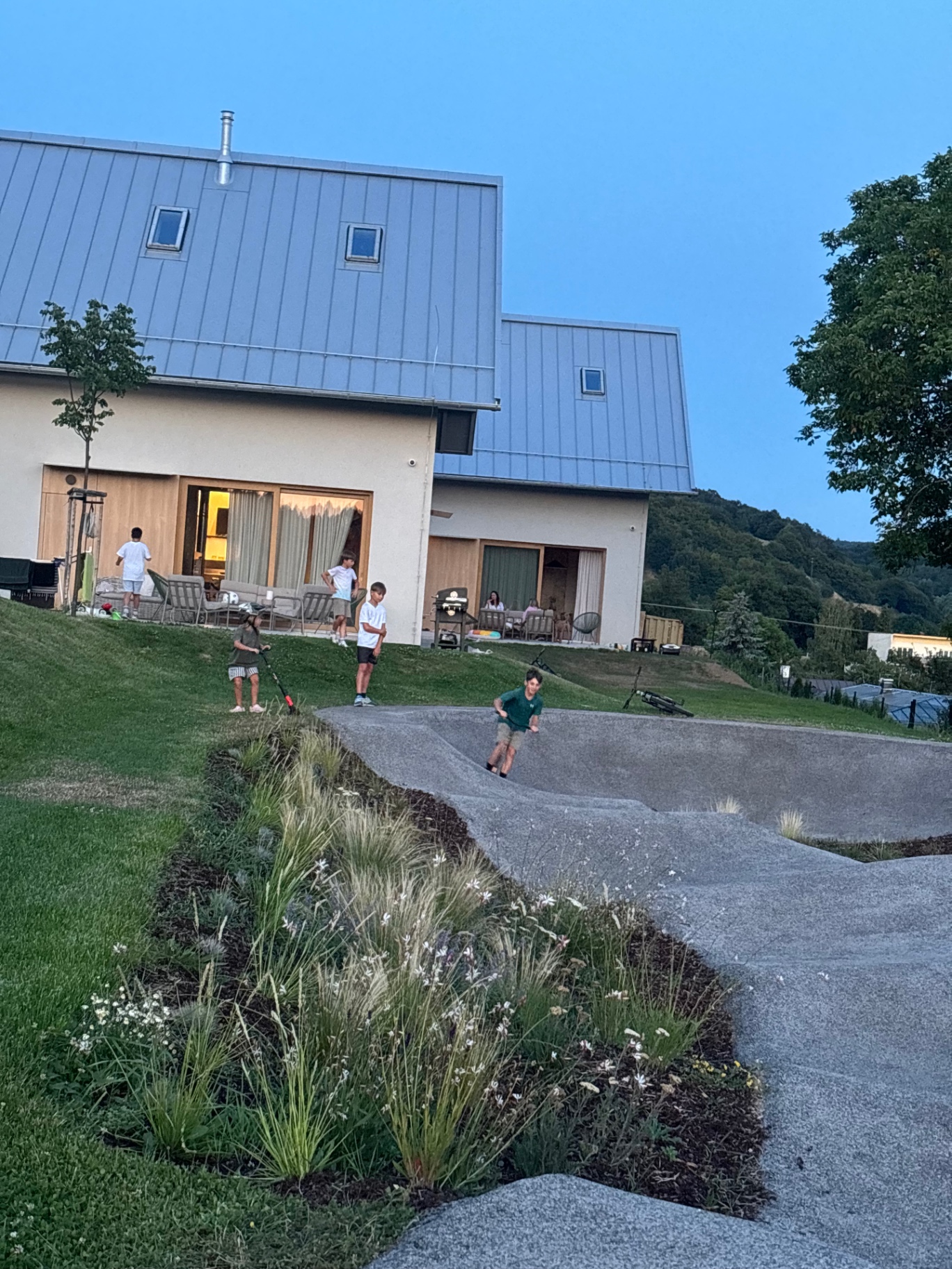 Oba domy nad pumptrackom za súmraku