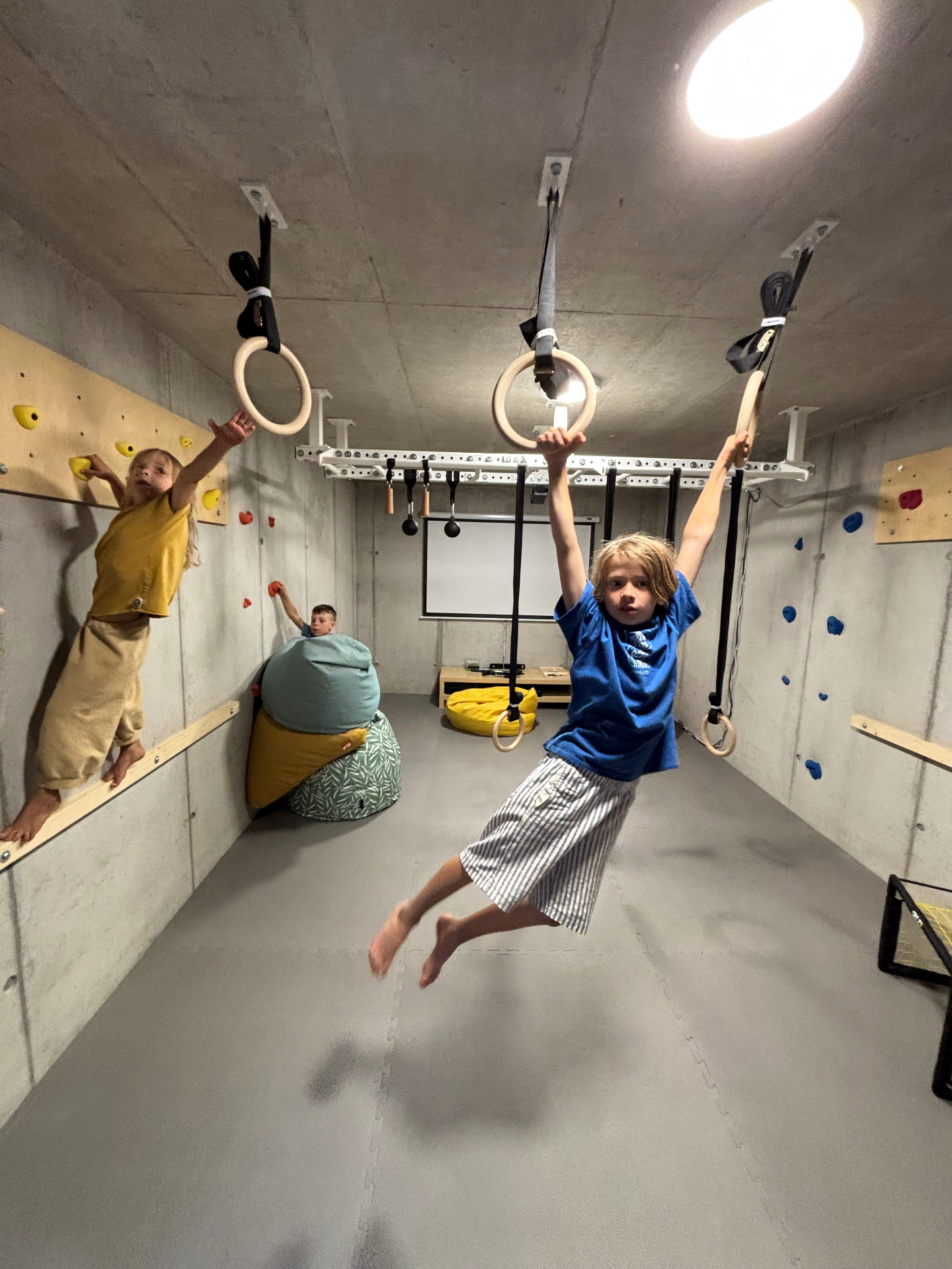 Detský gym s kruhmi, lezeckou stenou a kino plátnom